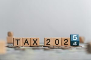 Taxe vânzare proprietate 2025: impozite, TVA și onorarii explicate