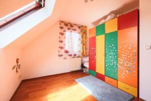 De vânzare 🏡 Visează la casa perfectă în Cartierul de Vest! 🌳 în zona Vest 6 camere 3 dormitoare Arad 9