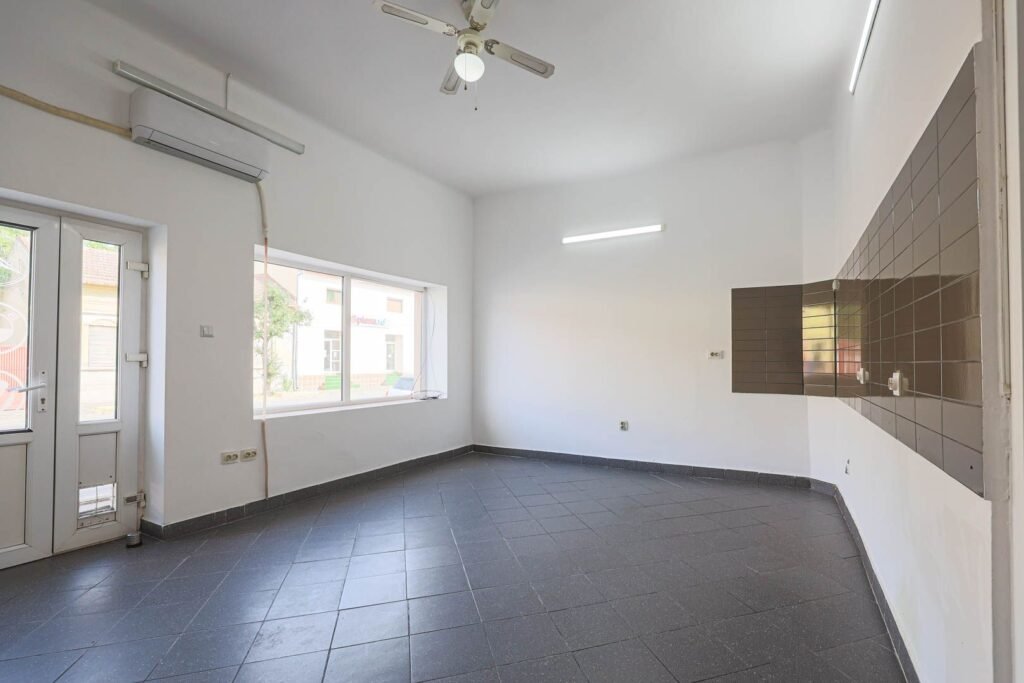 De vânzare Locație excelentă: Spațiu comercial  Reprezentanță sau Închiriere. în zona Central 2 camere Arad 1