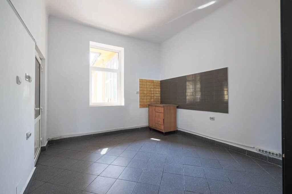 De vânzare Locație excelentă: Spațiu comercial  Reprezentanță sau Închiriere. în zona Central 2 camere Arad 1