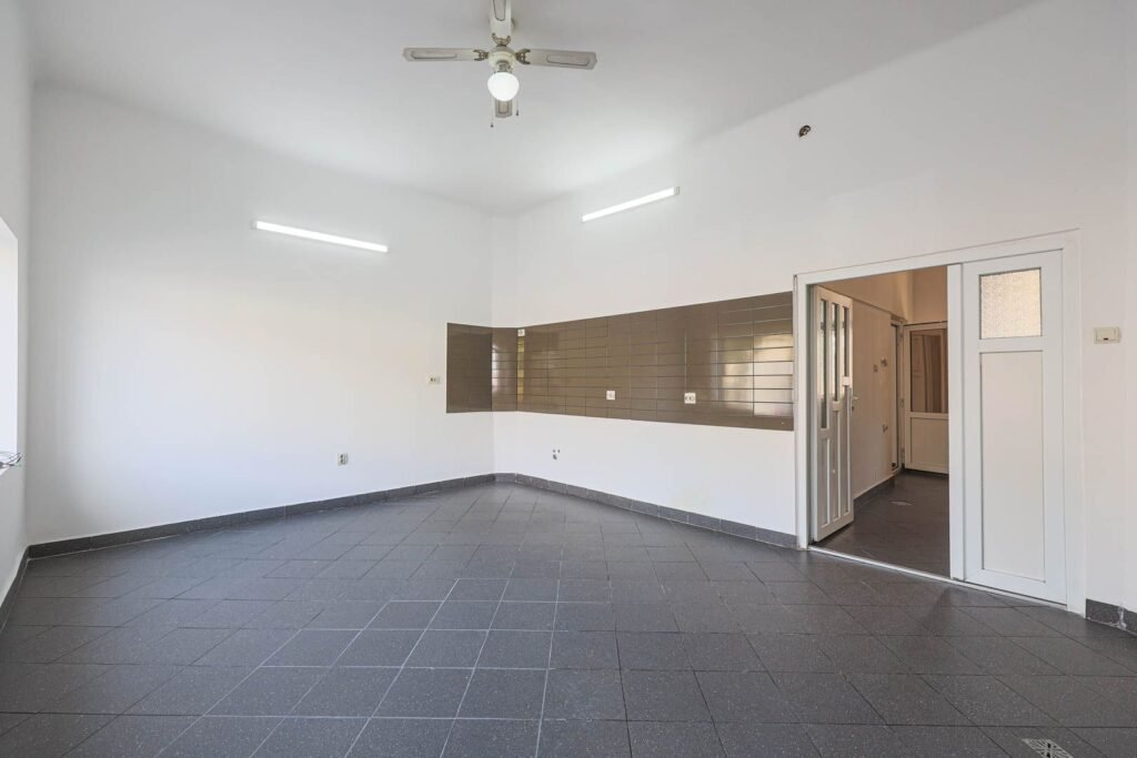 De vânzare Locație excelentă: Spațiu comercial  Reprezentanță sau Închiriere. în zona Central 2 camere Arad 1