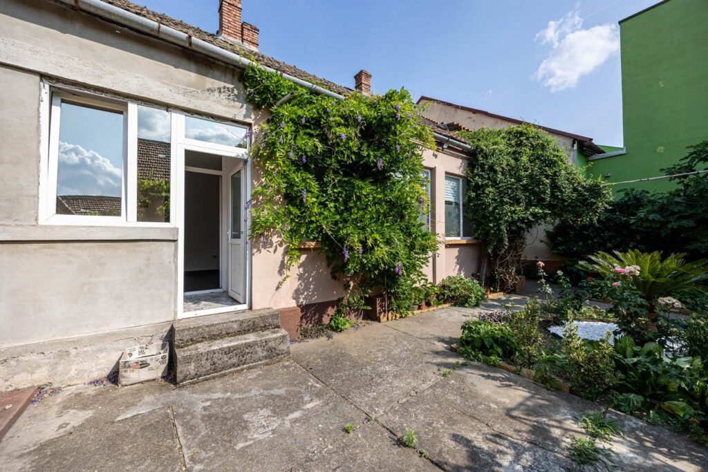 De vânzare Locație excelentă: Spațiu comercial  Reprezentanță sau Închiriere. în zona Central 2 camere Arad 1