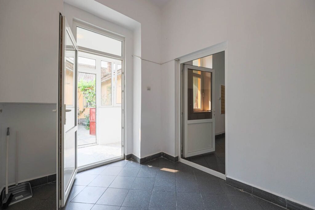 De vânzare Locație excelentă: Spațiu comercial  Reprezentanță sau Închiriere. în zona Central 2 camere Arad 1