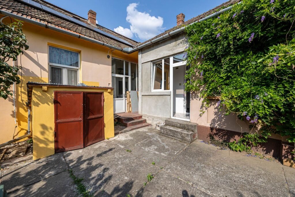 De vânzare Locație excelentă: Spațiu comercial  Reprezentanță sau Închiriere. în zona Central 2 camere Arad 1