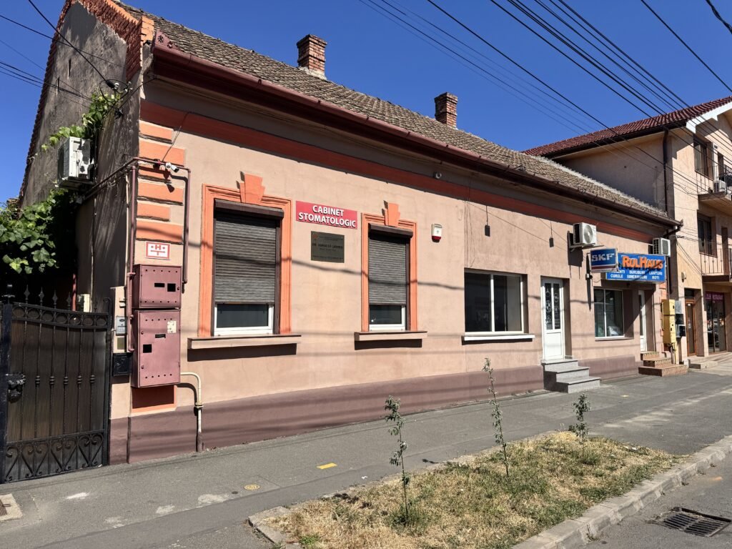 De vânzare Locație excelentă: Spațiu comercial  Reprezentanță sau Închiriere. în zona Central 2 camere Arad 1