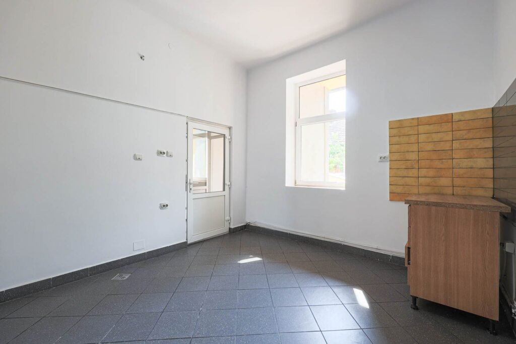 De vânzare Locație excelentă: Spațiu comercial  Reprezentanță sau Închiriere. în zona Central 2 camere Arad 7