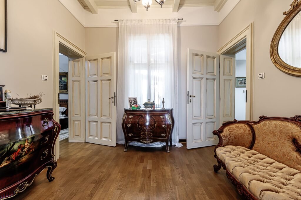 De vânzare REZERVAT Visezi la o proprietate unică, plină de istorie și farmec? în zona Arad 5 camere 2 dormitoare Arad 1