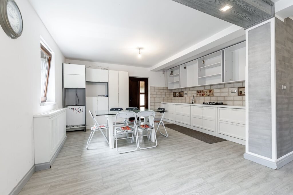 De vânzare Rezervat casă modernă de vânzare în la intrare in Zimand Cuz în zona Arad 4 camere 3 dormitoare Arad 2