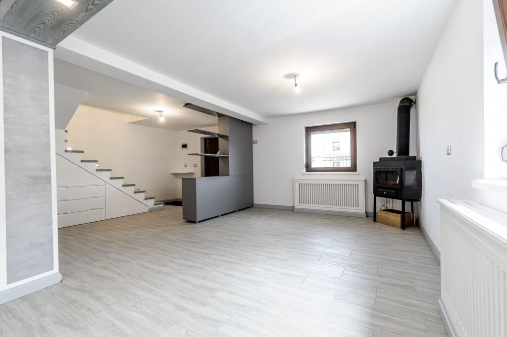 De vânzare Rezervat casă modernă de vânzare în la intrare in Zimand Cuz în zona Arad 4 camere 3 dormitoare Arad 3