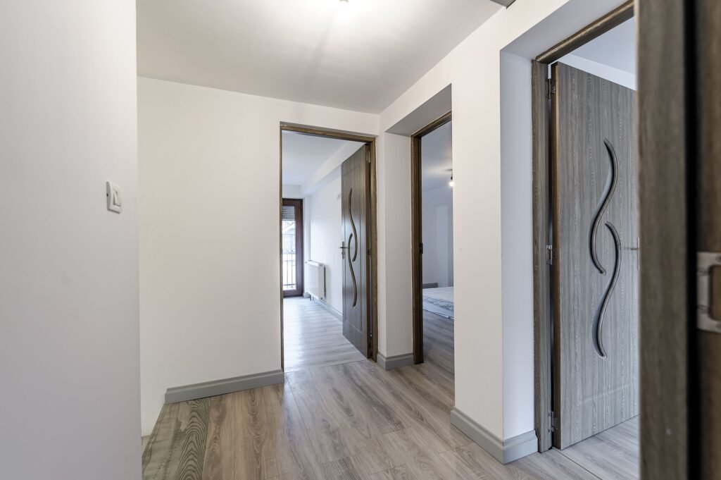 De vânzare Rezervat casă modernă de vânzare în la intrare in Zimand Cuz în zona Arad 4 camere 3 dormitoare Arad 4