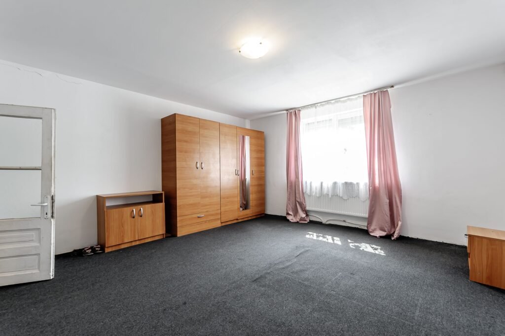 RezervatCasă individuală cu teren 328 mp în Bujac Comision 0 De vânzare RezervatCasă individuală cu teren 328 mp în Bujac Comision 0 în zona Bujac 3 camere 2 dormitoare Arad 3