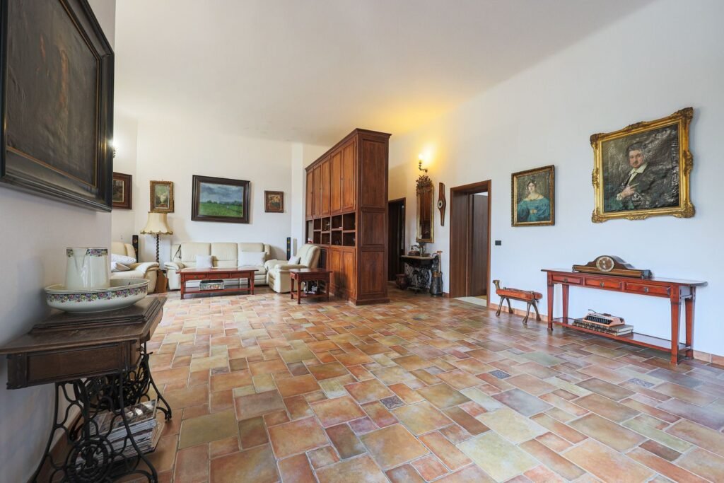 Apartament ultracentral cu 3 camere, 2 băi și curte privată De vânzare Apartament ultracentral cu 3 camere, 2 băi și curte privată în zona Ultracentral 3 camere 2 dormitoare Arad 1