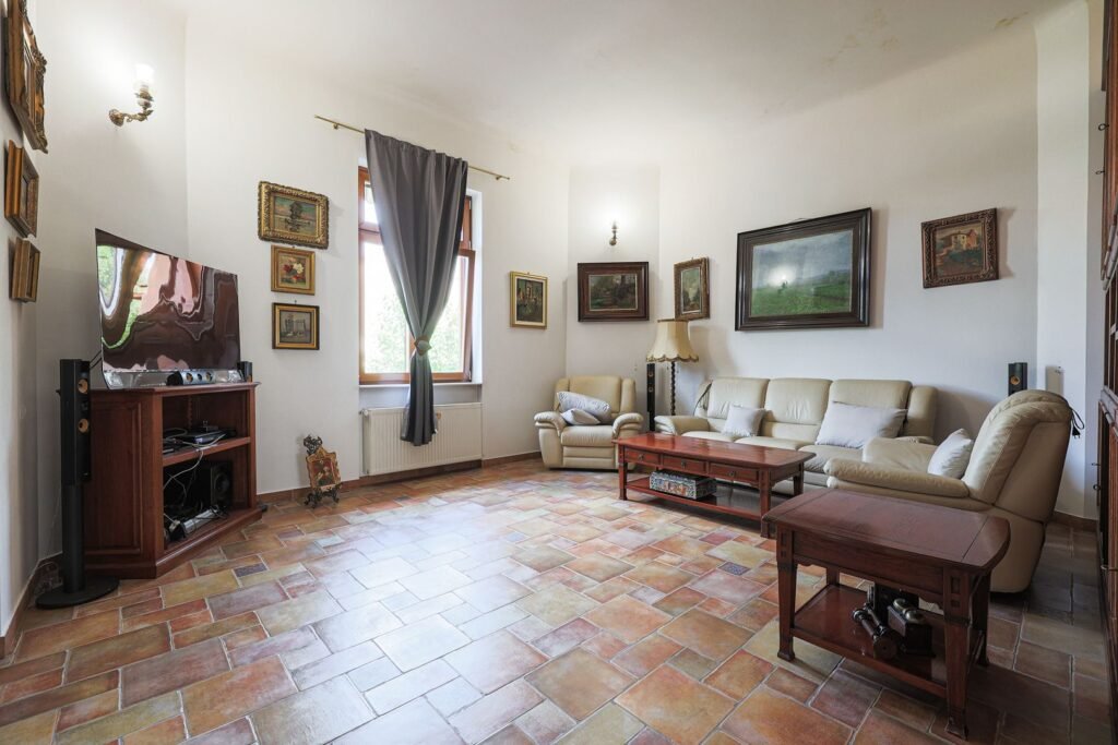 Apartament ultracentral cu 3 camere, 2 băi și curte privată De vânzare Apartament ultracentral cu 3 camere, 2 băi și curte privată în zona Ultracentral 3 camere 2 dormitoare Arad 2