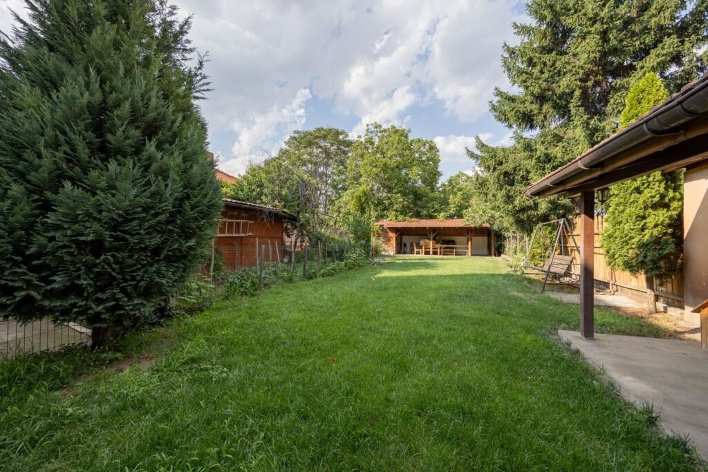 Apartament ultracentral cu 3 camere, 2 băi și curte privată De vânzare Apartament ultracentral cu 3 camere, 2 băi și curte privată în zona Ultracentral 3 camere 2 dormitoare Arad 3