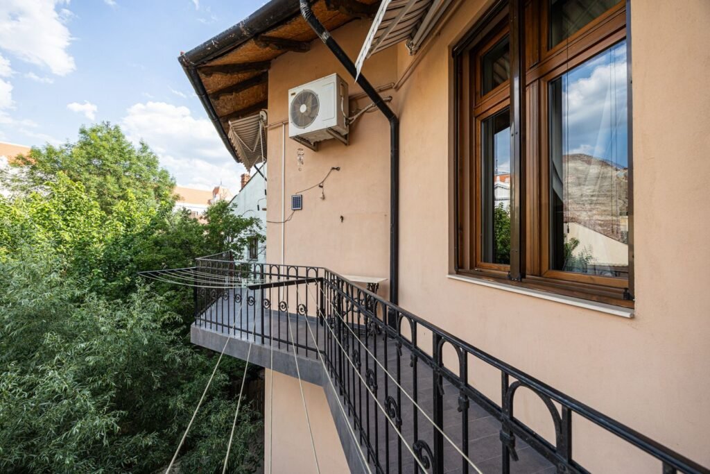 Apartament ultracentral cu 3 camere, 2 băi și curte privată De vânzare Apartament ultracentral cu 3 camere, 2 băi și curte privată în zona Ultracentral 3 camere 2 dormitoare Arad 4