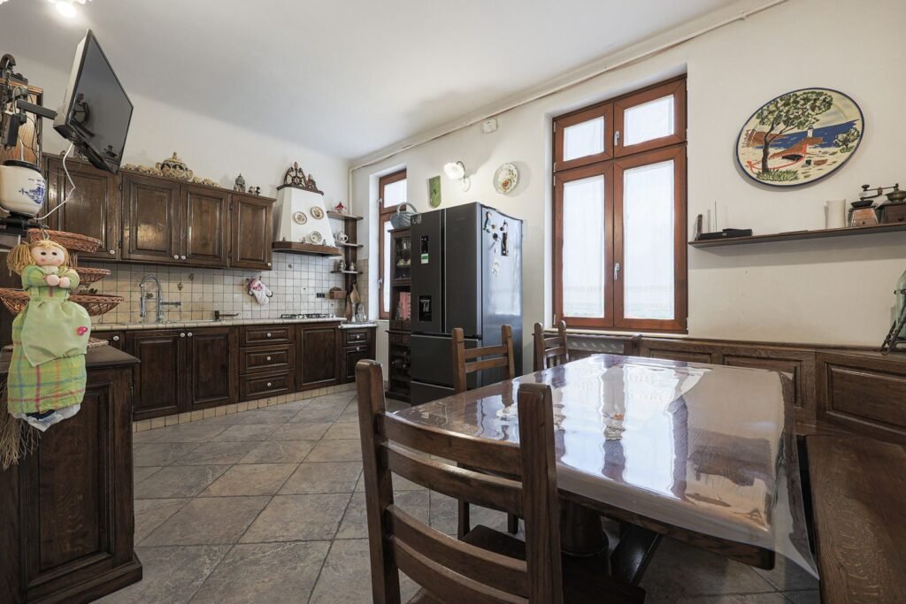Apartament ultracentral cu 3 camere, 2 băi și curte privată De vânzare Apartament ultracentral cu 3 camere, 2 băi și curte privată în zona Ultracentral 3 camere 2 dormitoare Arad 6
