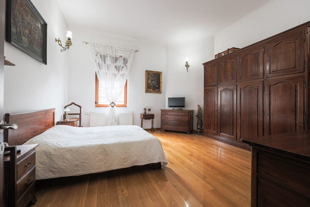 Apartament ultracentral cu 3 camere, 2 băi și curte privată De vânzare Apartament ultracentral cu 3 camere, 2 băi și curte privată în zona Ultracentral 3 camere 2 dormitoare Arad 7