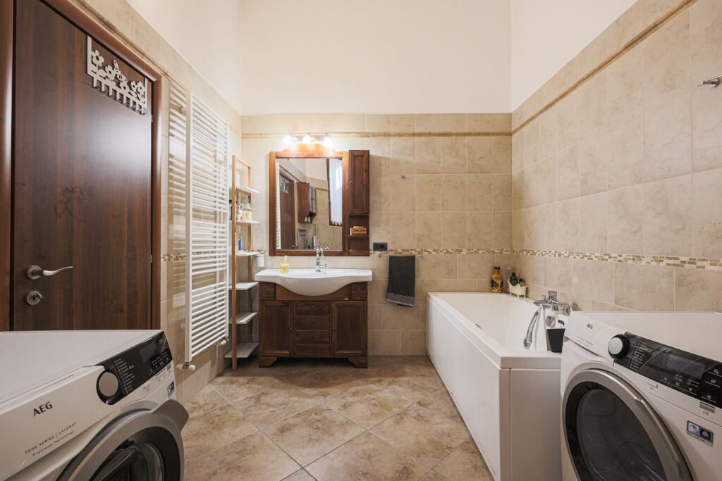 Apartament ultracentral cu 3 camere, 2 băi și curte privată De vânzare Apartament ultracentral cu 3 camere, 2 băi și curte privată în zona Ultracentral 3 camere 2 dormitoare Arad 9