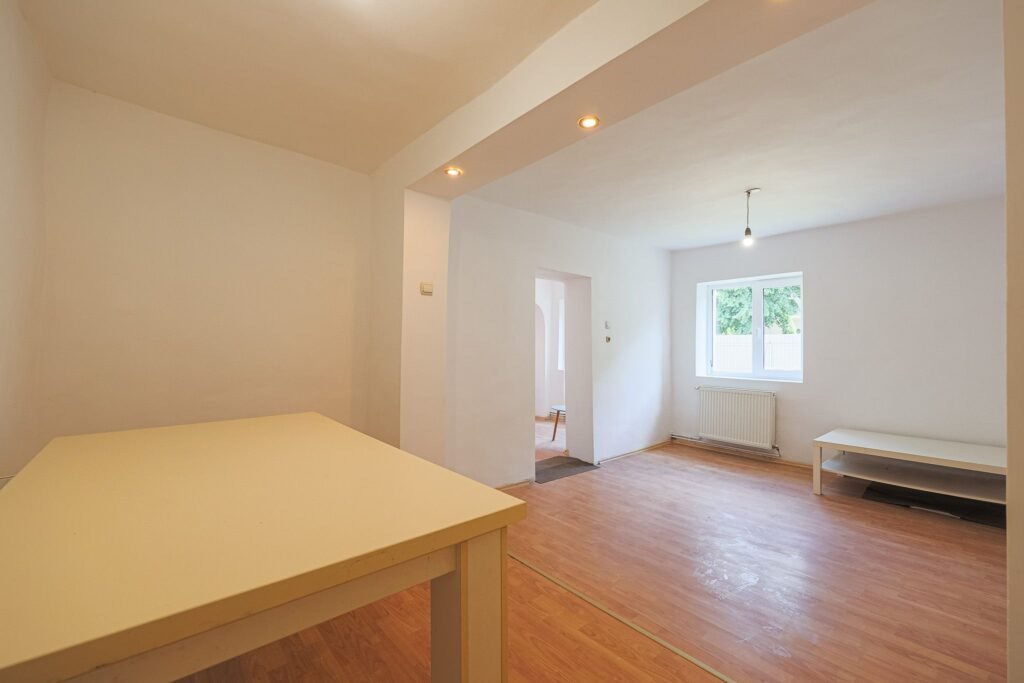 Casă la preț de apartament! Posibilități multiple – 0% comision De vânzare Casă la preț de apartament! Posibilități multiple – 0% comision în zona Bujac 4 camere 2 dormitoare Arad 3