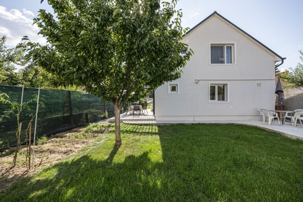 Casă spațioasă, 2 dormitoare,  terasă – zona Lebăda, comision 0% De vânzare Casă spațioasă, 2 dormitoare,  terasă – zona Lebăda, comision 0% în zona Bujac 3 camere 2 dormitoare Arad 1