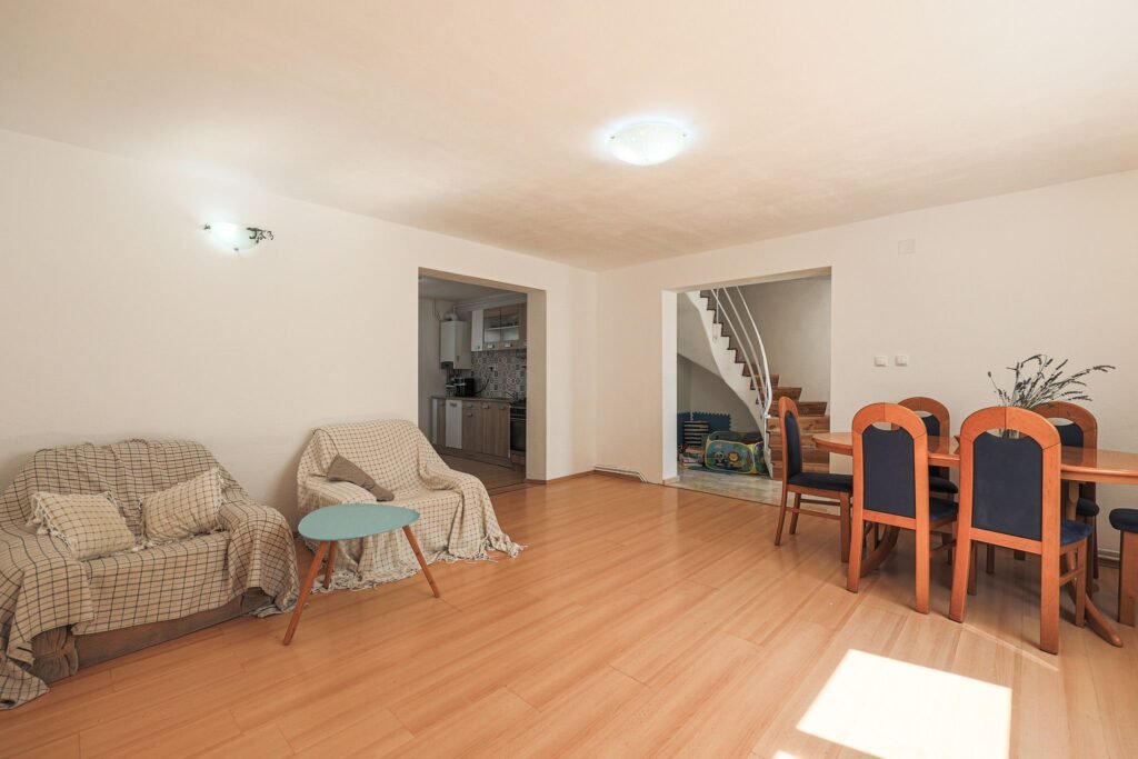 Casă spațioasă, 2 dormitoare,  terasă – zona Lebăda, comision 0% De vânzare Casă spațioasă, 2 dormitoare,  terasă – zona Lebăda, comision 0% în zona Bujac 3 camere 2 dormitoare Arad 2