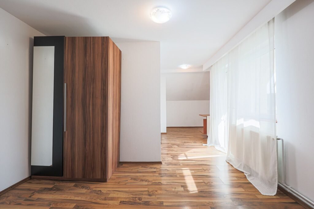 Casă spațioasă, 2 dormitoare,  terasă – zona Lebăda, comision 0% De vânzare Casă spațioasă, 2 dormitoare,  terasă – zona Lebăda, comision 0% în zona Bujac 3 camere 2 dormitoare Arad 4
