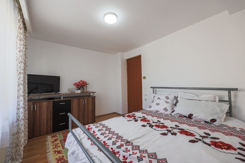 Casă spațioasă, 2 dormitoare,  terasă – zona Lebăda, comision 0% De vânzare Casă spațioasă, 2 dormitoare,  terasă – zona Lebăda, comision 0% în zona Bujac 3 camere 2 dormitoare Arad 6