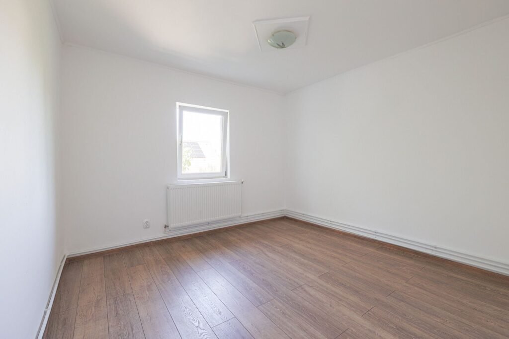 PRET NOU! Apartament 1 camera – renovat – Parneava, Arad – COMISION 0 De vânzare PRET NOU! Apartament 1 camera – renovat – Parneava, Arad – COMISION 0 în zona Parneava 1 camera Arad 2