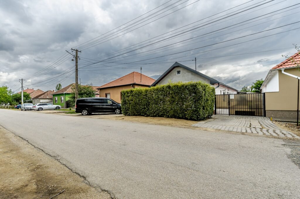 De vânzare REZERVAT! Casă locuibilă în Sânleani. în zona Arad 4 camere 3 dormitoare Arad 2
