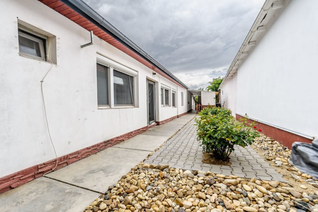 De vânzare REZERVAT! Casă locuibilă în Sânleani. în zona Arad 4 camere 3 dormitoare Arad 3