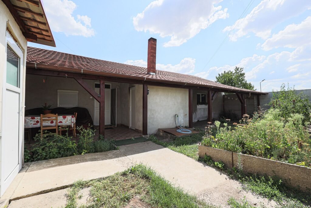 De vânzare Rezervat Casă renovată cu 3 camere din cărămidă în Gradiste în zona Gradiste 3 camere 2 dormitoare Arad 2