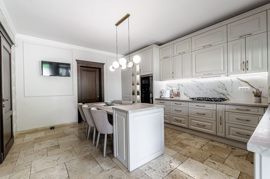 Vilă complet amenajată LUX, ideală pentru o familie cu stil De vânzare Vilă complet amenajată LUX, ideală pentru o familie cu stil în zona 6 Vanatori 5 camere 4 dormitoare Arad 1