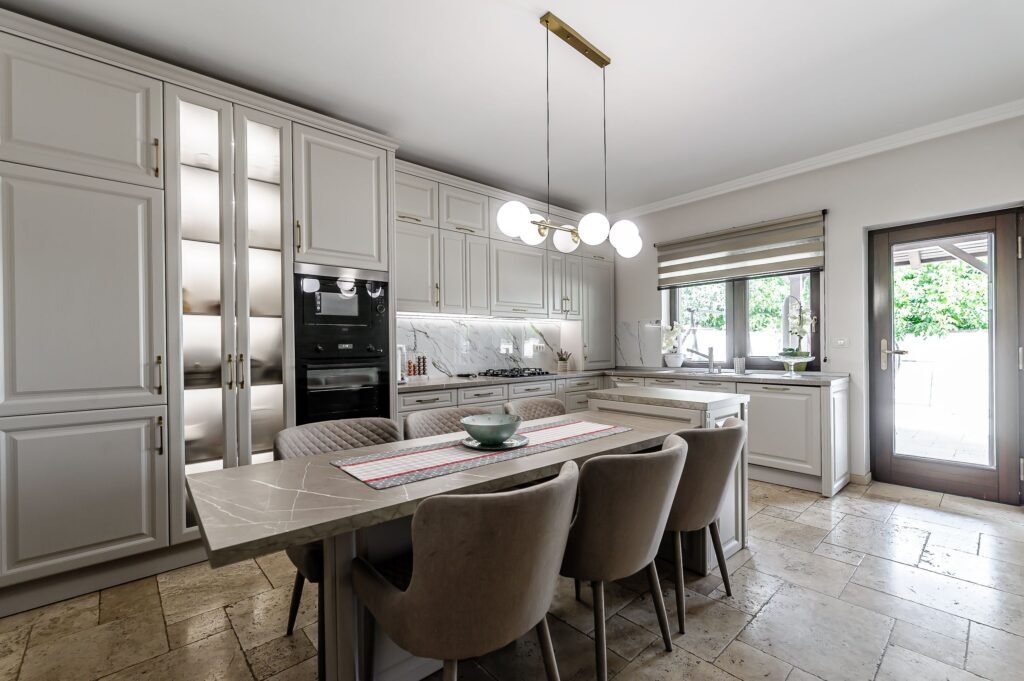 Vilă complet amenajată LUX, ideală pentru o familie cu stil De vânzare Vilă complet amenajată LUX, ideală pentru o familie cu stil în zona 6 Vanatori 5 camere 4 dormitoare Arad 1