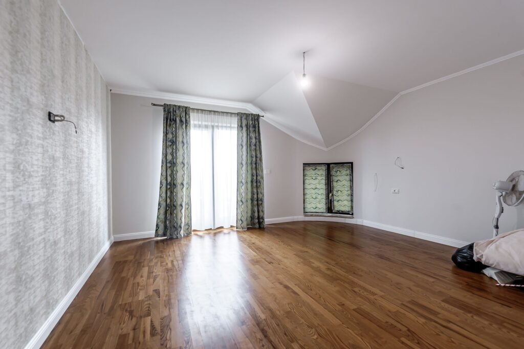 Vilă complet amenajată LUX, ideală pentru o familie cu stil De vânzare Vilă complet amenajată LUX, ideală pentru o familie cu stil în zona 6 Vanatori 5 camere 4 dormitoare Arad 1