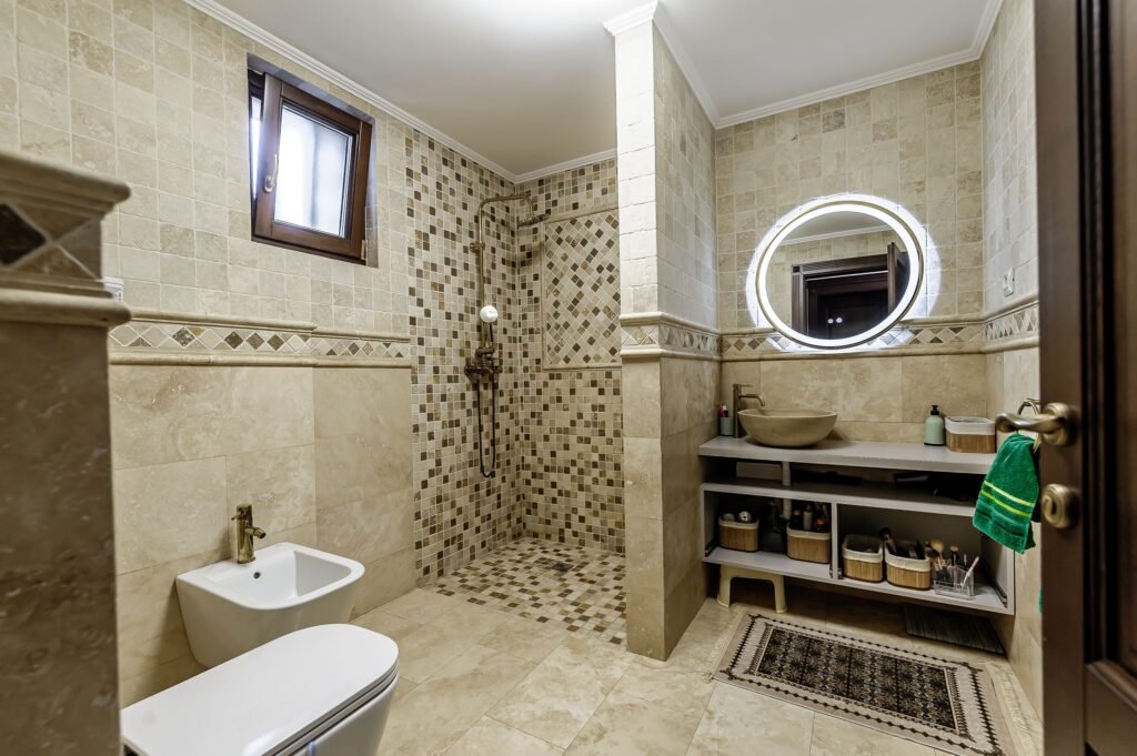 Vilă complet amenajată LUX, ideală pentru o familie cu stil De vânzare Vilă complet amenajată LUX, ideală pentru o familie cu stil în zona 6 Vanatori 5 camere 4 dormitoare Arad 1