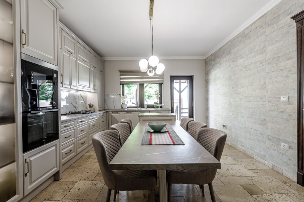 Vilă complet amenajată LUX, ideală pentru o familie cu stil De vânzare Vilă complet amenajată LUX, ideală pentru o familie cu stil în zona 6 Vanatori 5 camere 4 dormitoare Arad 1