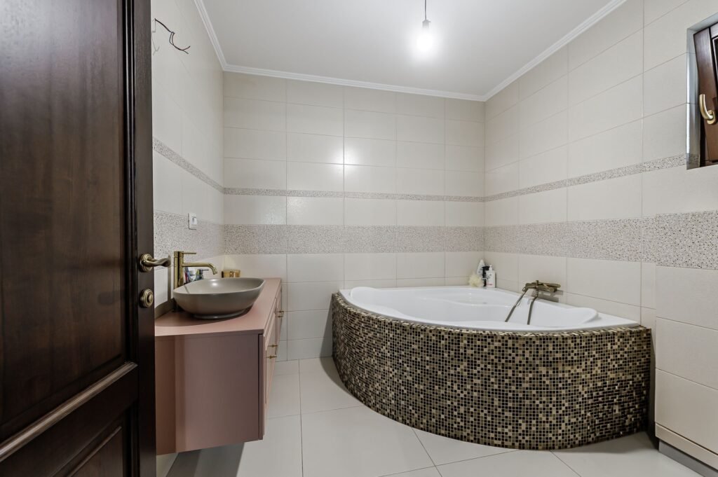 Vilă complet amenajată LUX, ideală pentru o familie cu stil De vânzare Vilă complet amenajată LUX, ideală pentru o familie cu stil în zona 6 Vanatori 5 camere 4 dormitoare Arad 1