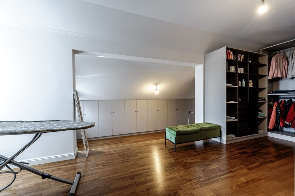 Vilă complet amenajată LUX, ideală pentru o familie cu stil De vânzare Vilă complet amenajată LUX, ideală pentru o familie cu stil în zona 6 Vanatori 5 camere 4 dormitoare Arad 1