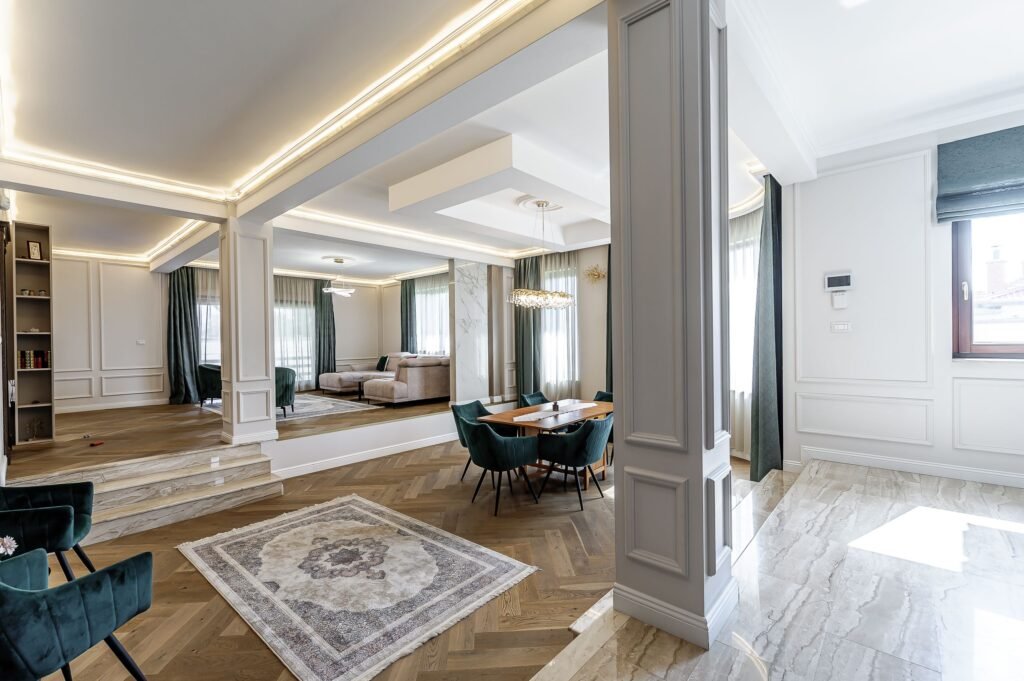 Vilă complet amenajată LUX, ideală pentru o familie cu stil De vânzare Vilă complet amenajată LUX, ideală pentru o familie cu stil în zona 6 Vanatori 5 camere 4 dormitoare Arad 1