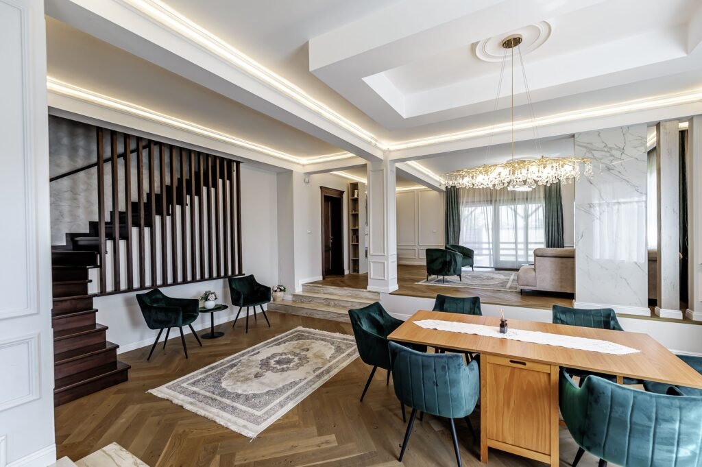 Vilă complet amenajată LUX, ideală pentru o familie cu stil De vânzare Vilă complet amenajată LUX, ideală pentru o familie cu stil în zona 6 Vanatori 5 camere 4 dormitoare Arad 1