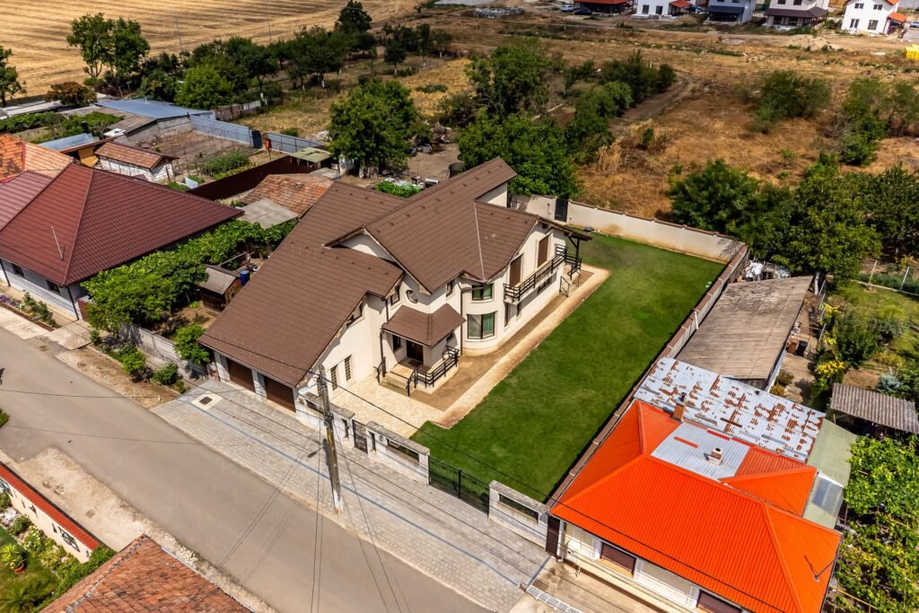 Vilă complet amenajată LUX, ideală pentru o familie cu stil De vânzare Vilă complet amenajată LUX, ideală pentru o familie cu stil în zona 6 Vanatori 5 camere 4 dormitoare Arad 1