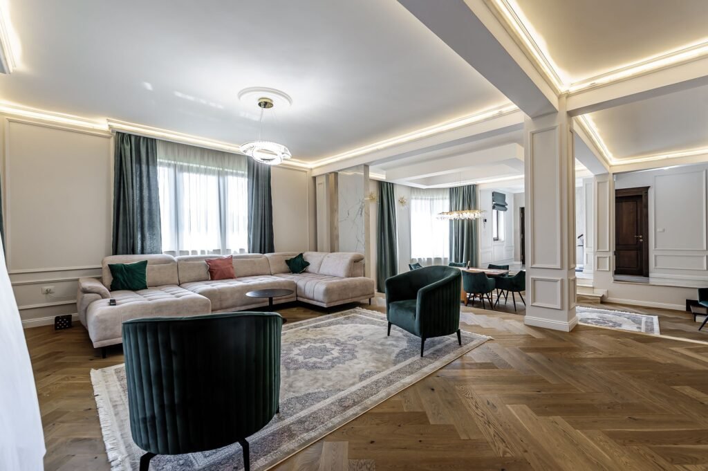 Vilă complet amenajată LUX, ideală pentru o familie cu stil De vânzare Vilă complet amenajată LUX, ideală pentru o familie cu stil în zona 6 Vanatori 5 camere 4 dormitoare Arad 1