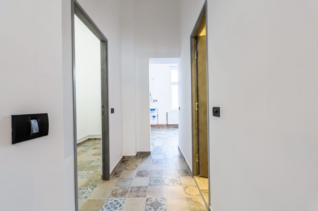 Apartament ULTRACENTRAL cu 3 camere, la cheie, renovat recent De închiriat Apartament ULTRACENTRAL cu 3 camere, la cheie, renovat recent în zona Central 3 camere 2 dormitoare Arad 1