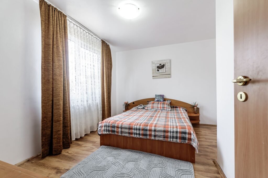 De vânzare Casă 2008 – 6 camere – teren 1440 mp – Zadareni, Arad – COMISION 0% în zona Arad 6 camere 5 dormitoare Arad 1