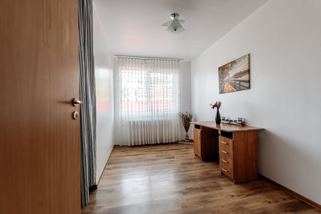 De vânzare Casă 2008 – 6 camere – teren 1440 mp – Zadareni, Arad – COMISION 0% în zona Arad 6 camere 5 dormitoare Arad 1