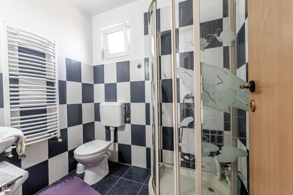 De vânzare Casă 2008 – 6 camere – teren 1440 mp – Zadareni, Arad – COMISION 0% în zona Arad 6 camere 5 dormitoare Arad 1