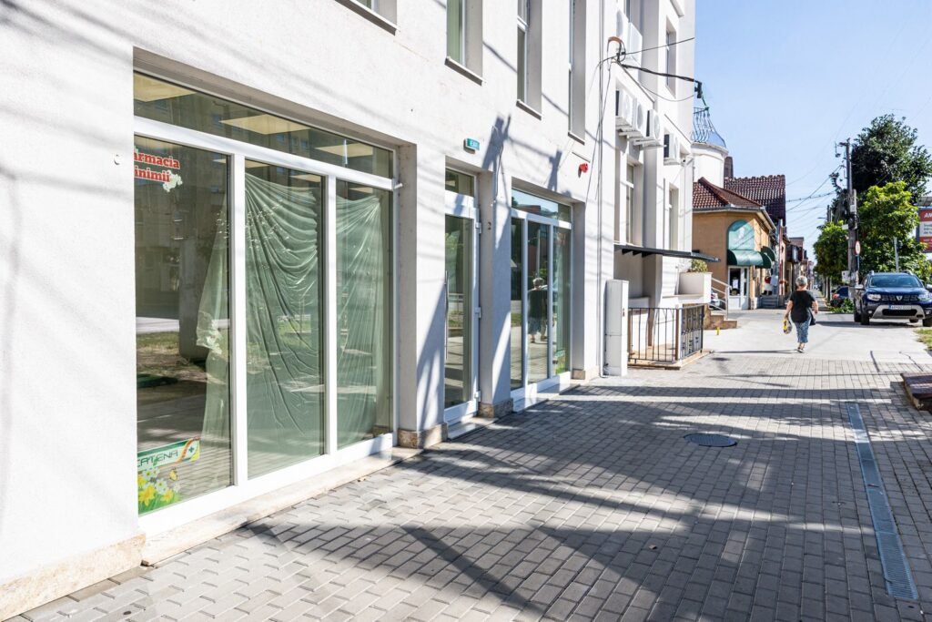 De închiriat De închiriat spațiu comercial – Calea Victoriei, Arad – COMISION 0% în zona Central 3 camere Arad 1