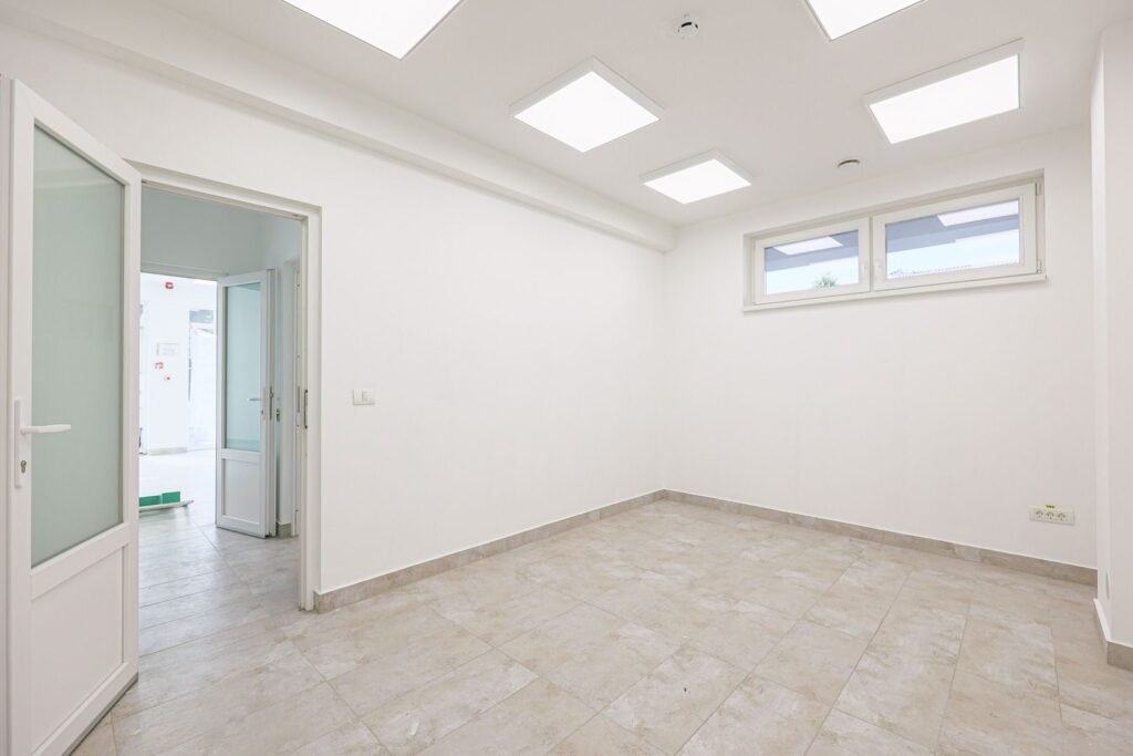 De închiriat De închiriat spațiu comercial – Calea Victoriei, Arad – COMISION 0% în zona Central 3 camere Arad 1