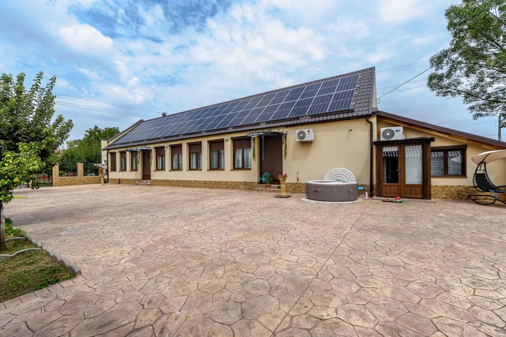 Proprietate de vis cu teren 2.880 mp și facilități PREMIUM Comision 0 De vânzare Proprietate de vis cu teren 2.880 mp și facilități PREMIUM Comision 0 în zona Arad 4 camere 2 dormitoare Arad 10