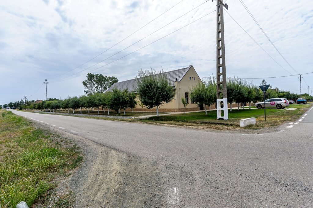 Proprietate de vis cu teren 2.880 mp și facilități PREMIUM Comision 0 De vânzare Proprietate de vis cu teren 2.880 mp și facilități PREMIUM Comision 0 în zona Arad 4 camere 2 dormitoare Arad 16